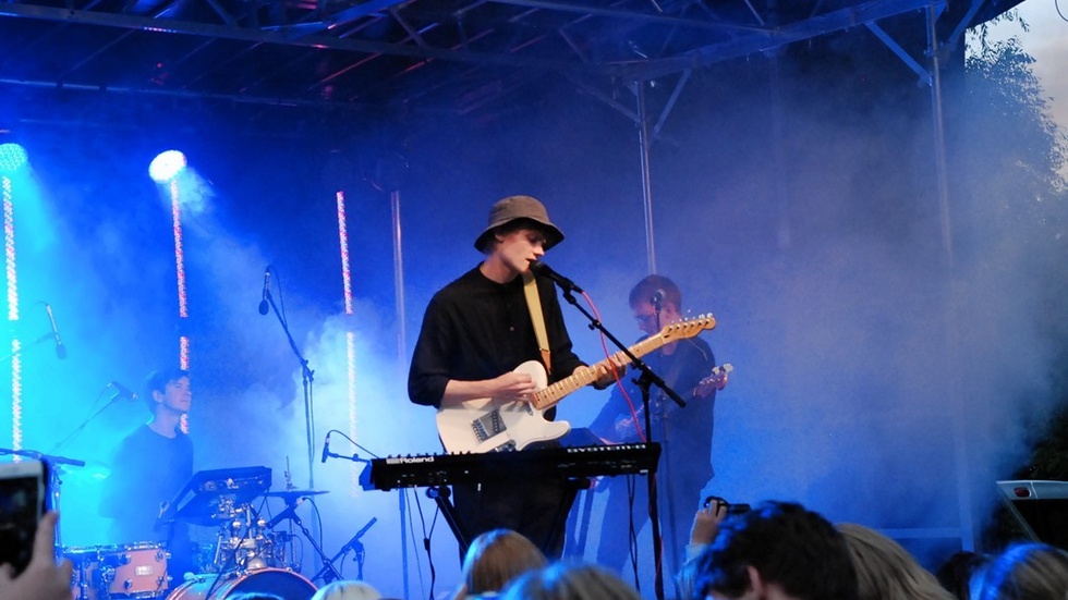 Ulrik Munther på scen med sitt band.