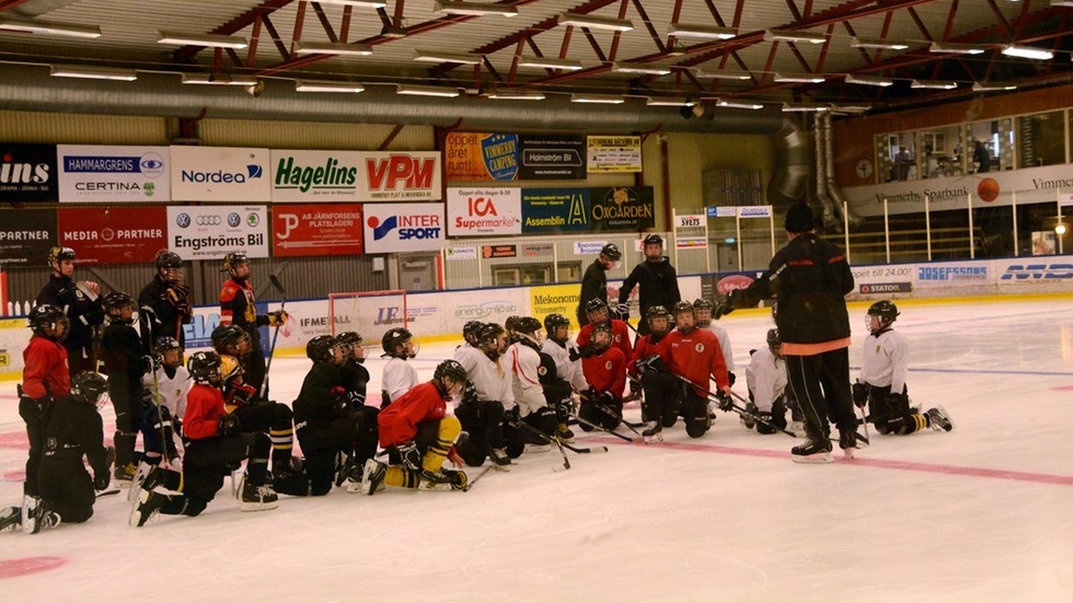 Totalt har 60 ungdomar deltagit i Vimmerby Hockey Camp 2017. Det har varit en givande vecka med både praktiska övningar men även mycket teori. På bilden lär Roland ”Rolle” Johannisson ut lite tips och tricks till de unga lirarna. Foto: Karl Edgren