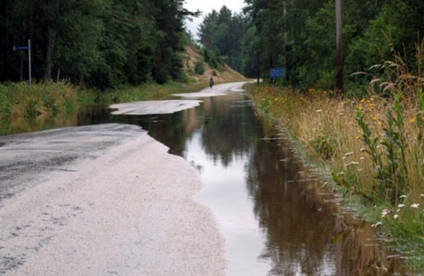 I helgen föll det ungefär 40 milimeter regn i Ydre kommun. Vattenmassorna stiger fortfarande. Foto:Emilia Forsman
