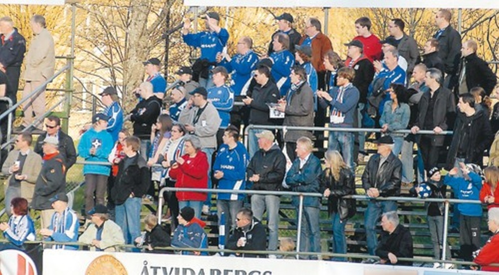 Supporterklubben Kopparslagarna lägger mycket tid och energi på att stötta laget i sitt hjärta. Ordföranden Almer Ljutika hoppas på runt 500 ÅFF-fans på bortapremiären mot Örebro.