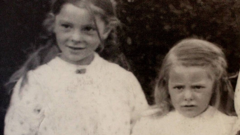 Systrarna. Så här såg Gertrud och Ingrid Johansson ut, innan de gifte som med bröderna Cato och fick de barn som blev Annelies och Anettes mammor.