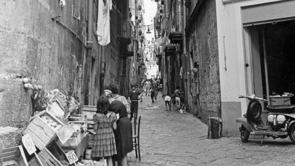 Ferrantekvarter. Elena Ferrante skriver under pseudonym och kallas Italiens mest kända okända författare. Man vet emellertid att hon är född i det Neapel som spelar en av huvudrollerna i hennes romaner.