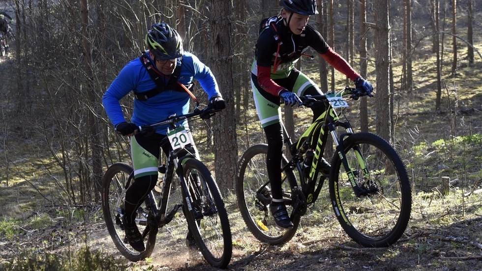 Patrik Nilsson och Martin Holmstrand kämpar sig upp för backen.