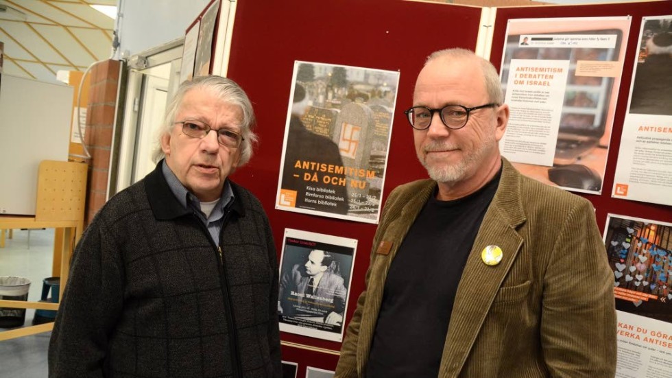 Teaterföreningen Superbs ordförande Bonny Hermansson och bibliotekschef Thomas C Ericsson tycker att det är viktigt att Förintelsens minnesdag den 27 januari uppmärksammas.