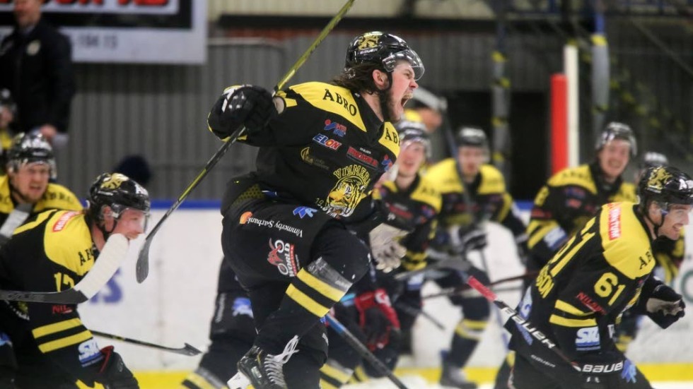 Vild glädje! Måns Carlsson har precis avgjort och skickat Vimmerby Hockey vidare i playoff.