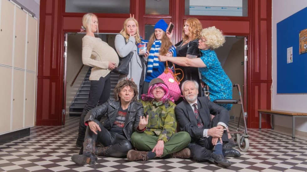 Ebba Siöland, Sara Bergkvist, Hanna Bergkvist, Emelie Erlandsson och Saimy Swärd samt sittandes från vänster Anders Pähn, Sebastian Helm och Gunnar Dahlén medverkar i 2019 års Eksjörevy.
