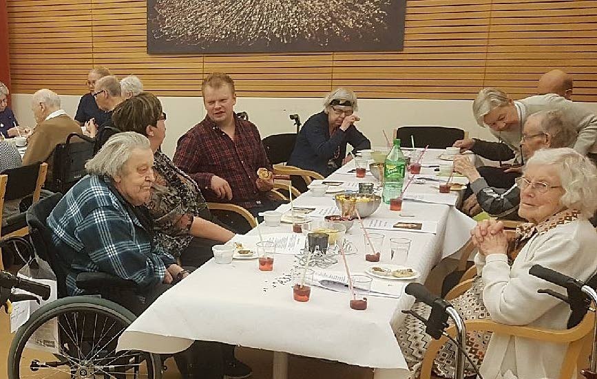 Trivsamt kring borden. Ett 25-tal pensionärer deltog, när deras vardag gjordes lite extra festlig.
