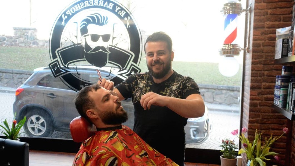 Bassel Ilo har öppnat en egen frisersalong på Storgatan i Vimmerby.