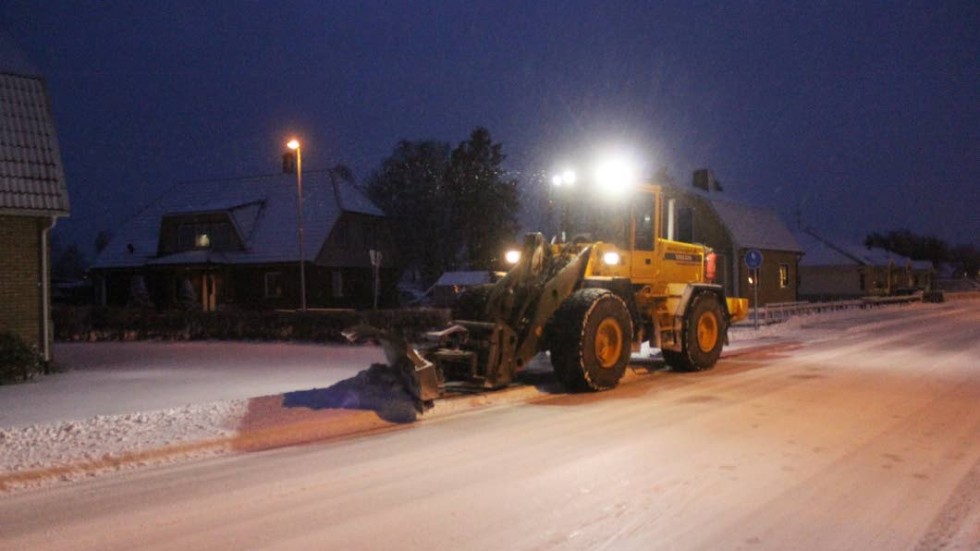 När snösvängen drar igång är det 20-talet maskiner som rullar ut för att rensa upp på gator och vägar i Hultsfreds kommun.