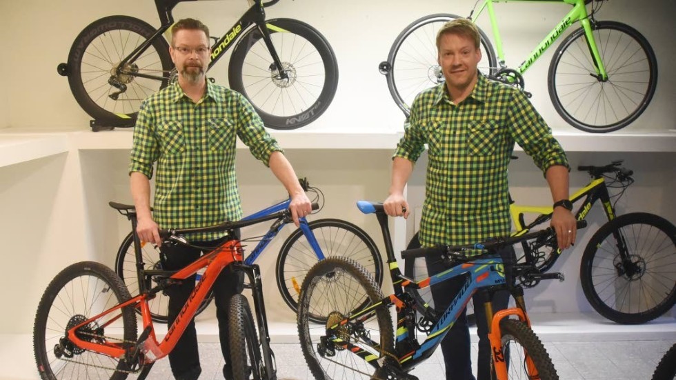 Johan Myrén och Kristofer Gustafsson driver Cykel 33:an som flyttat till nya lokaler på Sevedegatan i Vimmerby.