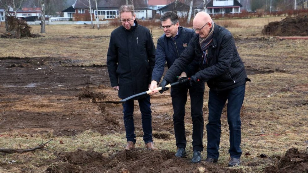Nicke Wainebro, Lars Rosander och Åke Nilsson hjälptes åt att ta första spadtaget till de nya lägenheterna i Målilla.
