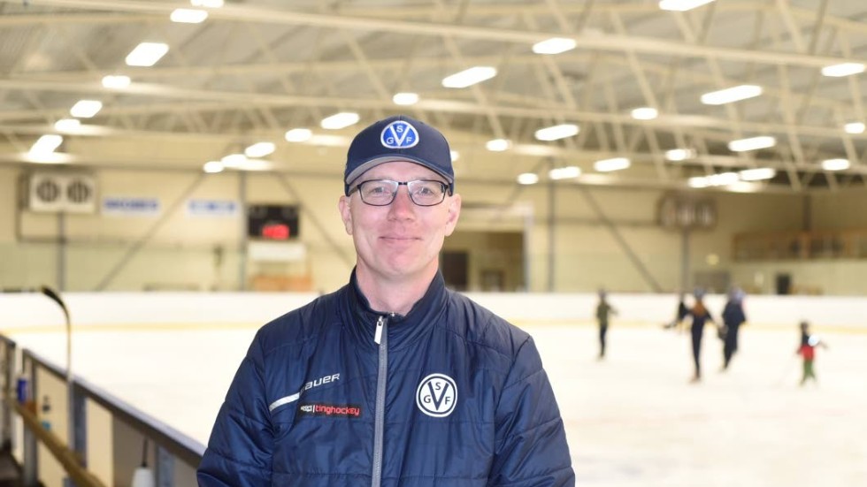 Ishallen i Virserum har fått ny belysning och Fredrik Lönngren som är kassör i hockeysektione i VSGF är nöjd med resultatet.