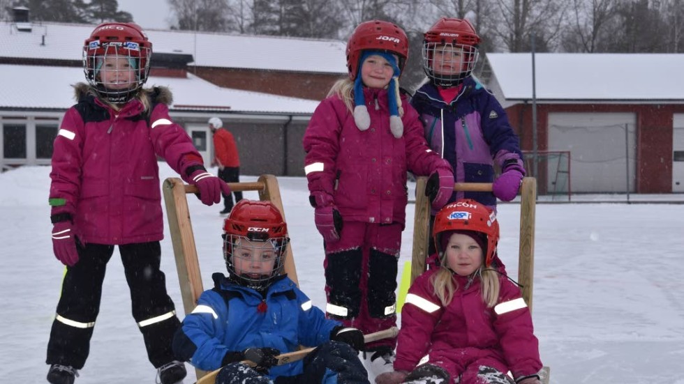 Maja Pleijert, Stina Anemyr, Selma Anemyr, August Springfeldt och Ebba Kilveus hade skoj på isen.