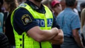 Man åtalas – dirigerade trafik i poliströja