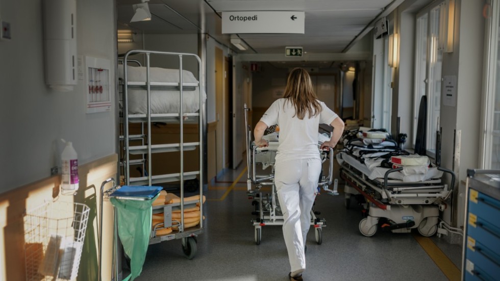 Det är nu bara hälften av sjuksköterskorna som tjänstgör på dygnet-runt-schema på vårdavdelningarna som behandlar sjukdom. Den andra hälften arbetar med uppgifter i normal dagtid med lediga helger, skriver en pensionerad läkare.