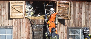 Ladugård började brinna i Atlingbo • Räddningstjänsten rev upp plåttak • Polisen: ”En anmälan har upprättats”