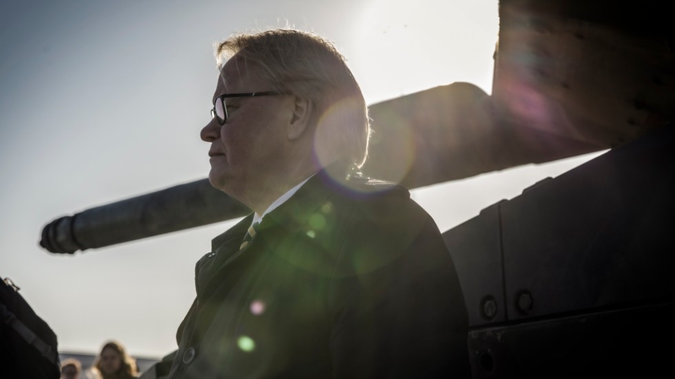 Sveriges försvarsminister Peter Hultqvist på besök vid Gotlands regemente P18 i Tofta utanför Visby.