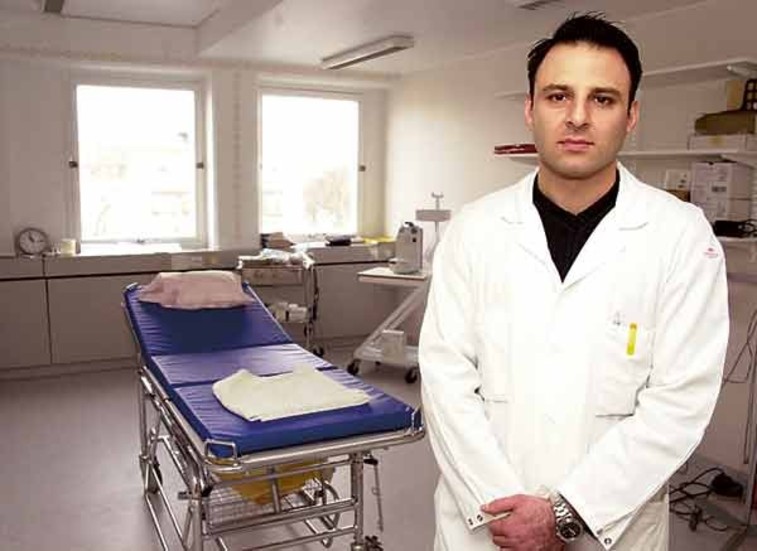Ali Shahrian är ny läkare på vårdcentralen i Hultsfred. Han har redan kommit väl till rätta i det nya akutrummet.