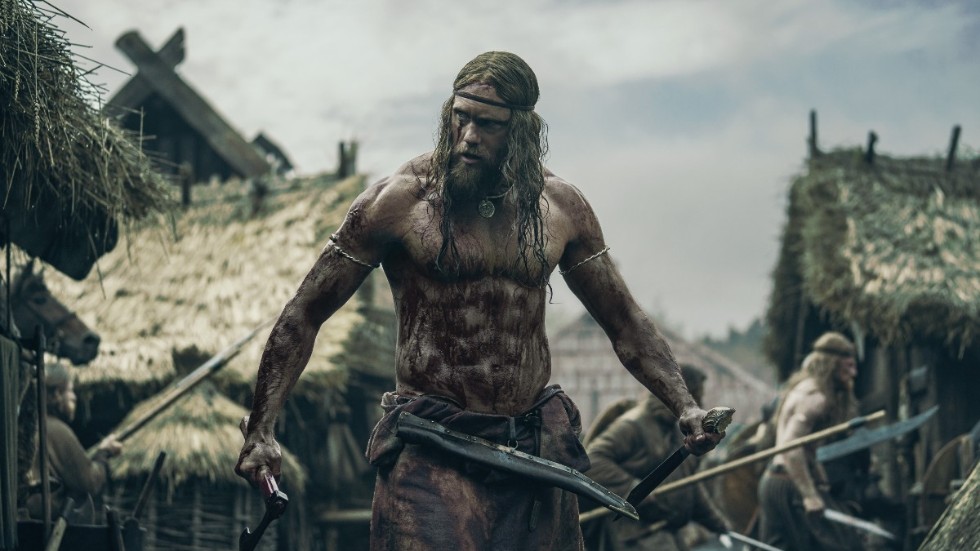 Vikingen Amleth (Alexander Skarsgård) ger sig ut på en actionspäckad resa för att hämnas mordet på sin far i filmen "The northman".