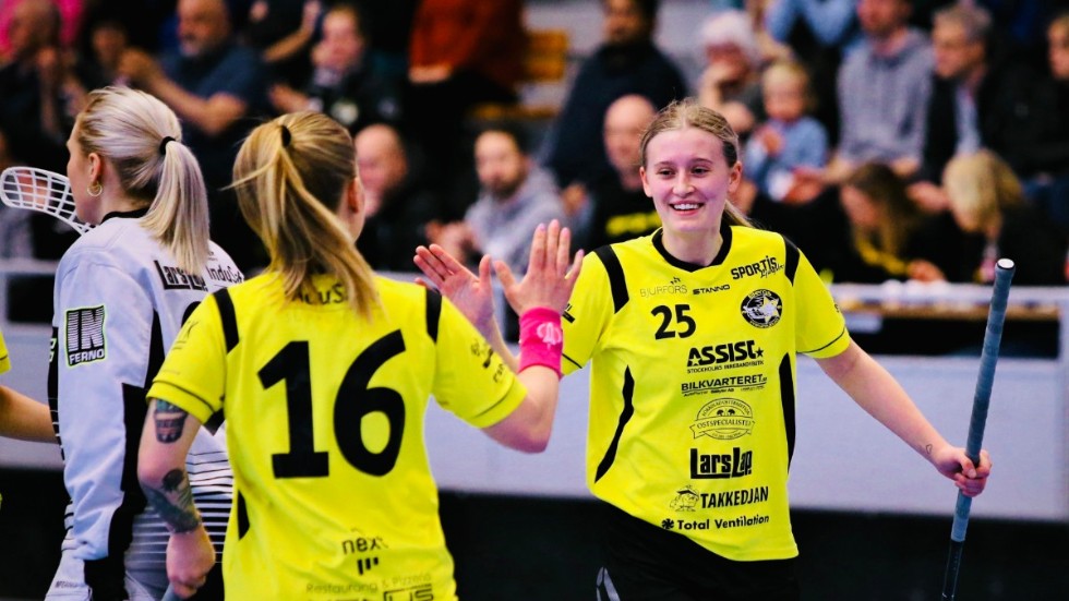 Kajsa Andersson ger en high-five till lagkamraten Rebecca Orrebring efter Bergs 1-0.