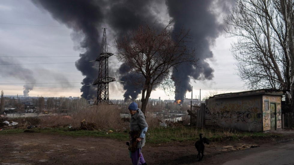 Vi blickar mot Nato. Kan denna gemenskap bli oss en garanti mot krig? frågar Lars Blomqvist.
Bilden: Rökpelare syns över hamnstaden Odessa efter en rysk attack mot den strategiskt viktiga staden.