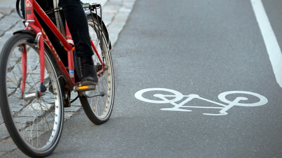 John-Erik Nyman, ordf SPF Seniorerna Näckrosen, Katrineholm, tycker att kommunen borde måla förbjudsskyltar mot cykling på trottoarerna så att de äldre kan känns sig tryggare.