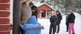 Flaggan i topp - våffelstugan har öppnat för säsongen