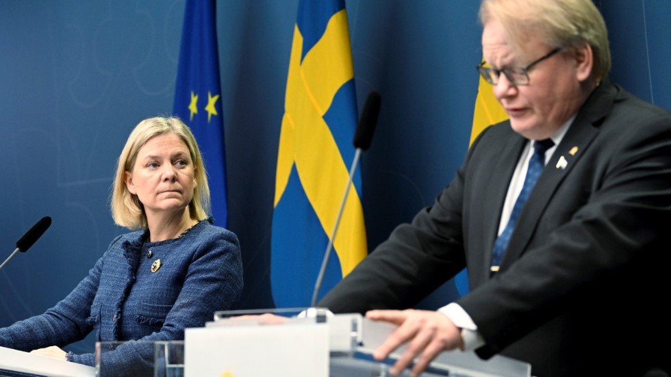 Statsminister Magdalena Andersson och försvarsminister Peter Hultqvist vid en pressträff i Rosenbad. Regeringen föreslår att försvaret stärks. Anslaget till det militära försvaret ska öka till 2 procent av BNP så snart det går.