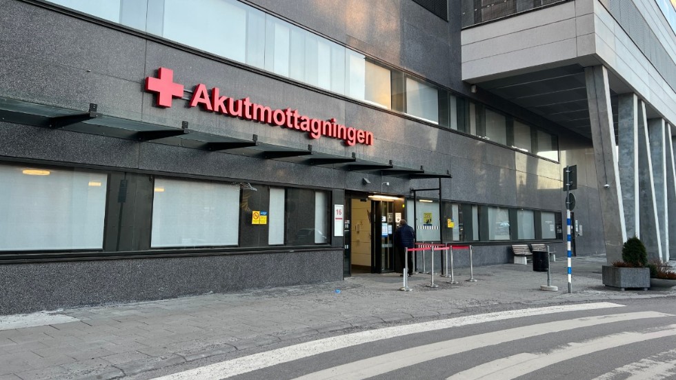 När kvinnan kom till vårdcentralen i Kisa dagen efter det första telefonsamtalet uppmanades hon att åka till akutmottagningen på US i Linköping. Där avled hon sedan av bland annat blodförgiftning, skriver anmälaren.