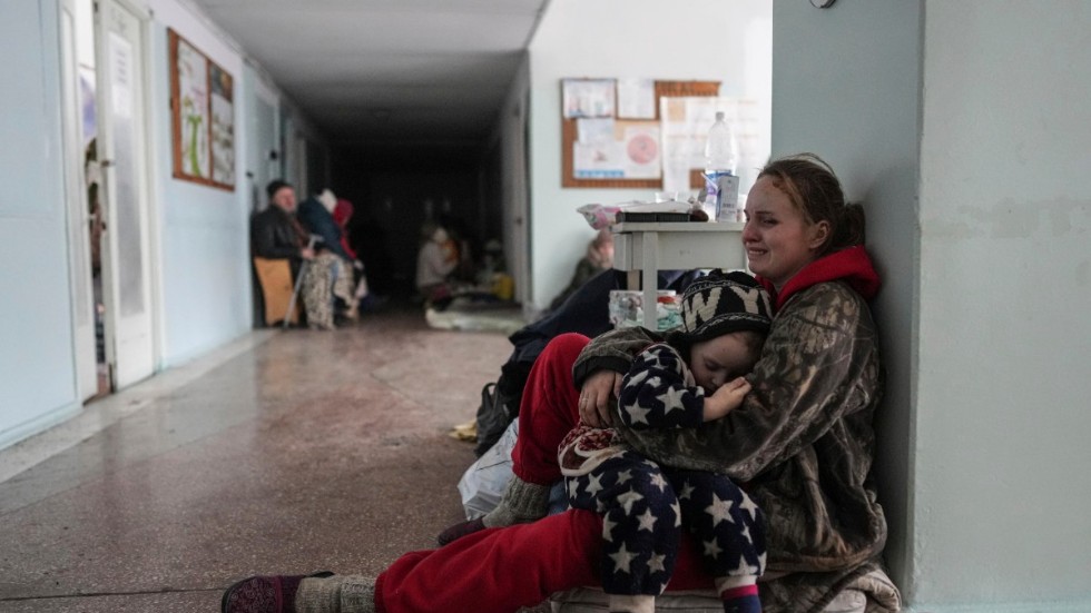 Anastasia Erasjova gråter när hon kramar om sitt barn i en korridor på ett sjukhus i Mariupol. Hennes andra barn dödades i artilleribeskjutning mot staden.