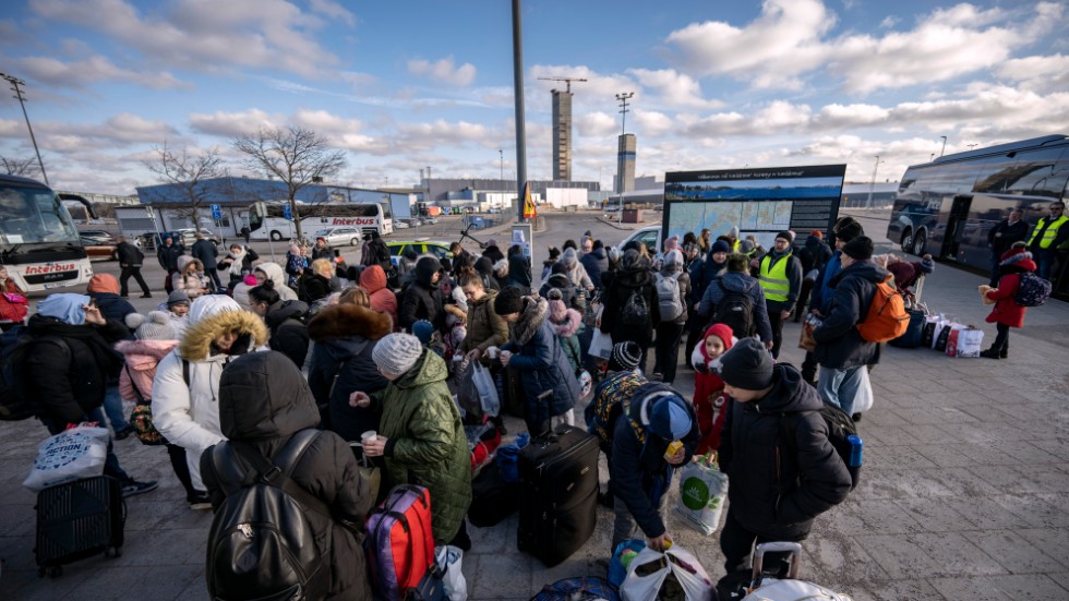 Ukrainska flyktingar på väg mot väntande bussar efter ankomst till hamnen i Karlskrona på torsdagsmorgonen. Dessa människor måste få skydd i Sverige.