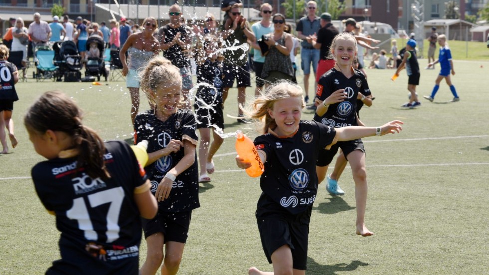 Smedby AIS bedriver Östergötlands största ungdomsverksamhet. Här har arbetet med att göra fotbollen mer jämställd tagit ordentlig fart de senaste åren.