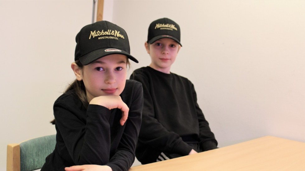 Rayana Alkhanov och Leo Allvin Thörn går i årskurs 4 på Astrid Lindgrens skola. De berättar att kepsen för dem är en trygghet och något de har på sig överallt, hela tiden. Därför är de extra glada att nu få ha den på sig även i klassrummet och matsalen.