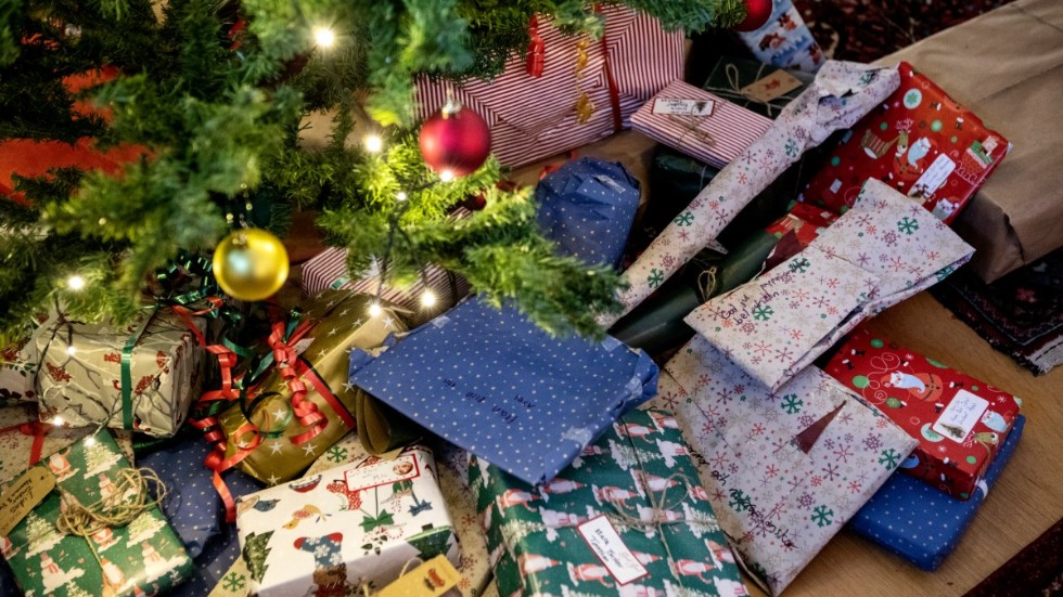 Kunder kan få kompensation från företaget om en utlovad julklapp saknas under julgranen. Arkivbild.