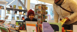 Färre barn lånar böcker i Västervik • Bibliotekariernas tips: Så ökar du barnens läslust