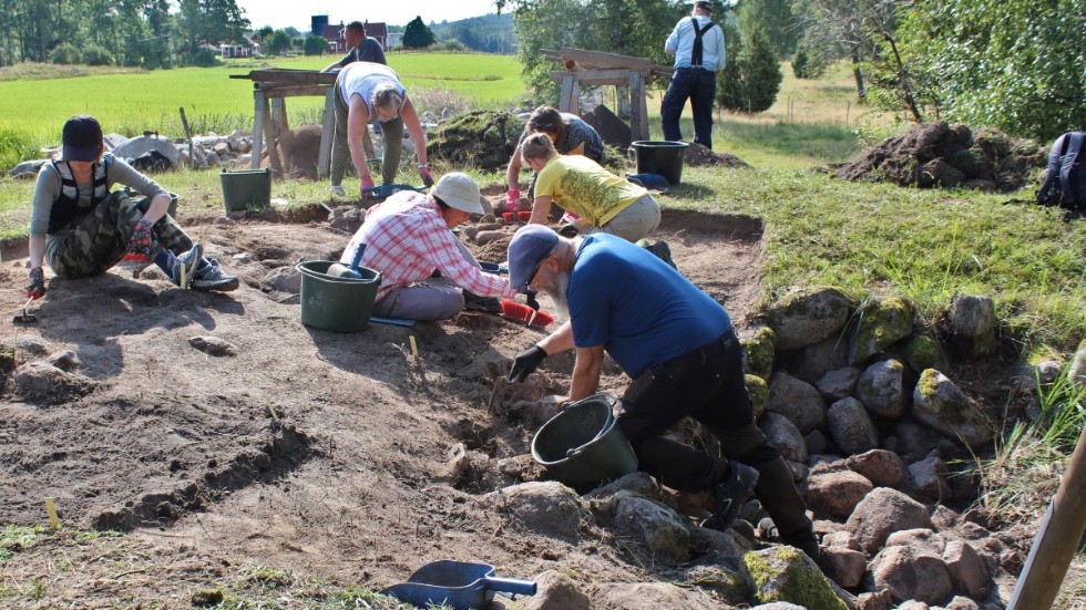 Vimmerby Folkhögskola leder en kurs i arkeologi. I år håller deltagarna till i Södra Vi vid prästgården Sund.