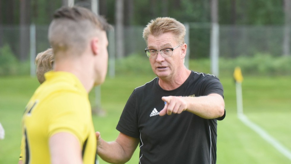 Gullringens tränare Peter Magnusson ger direktiv under matchen mot Tranås som slutade 0-0.