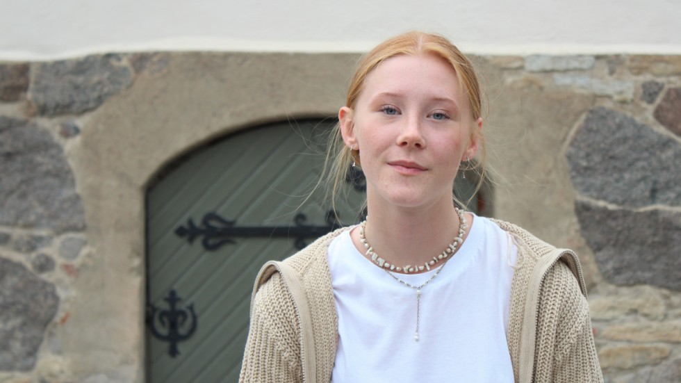 16 åriga Elsa Moberg är en av de fyra unga musiker som får Linköpingmusikernas musikstipendium.