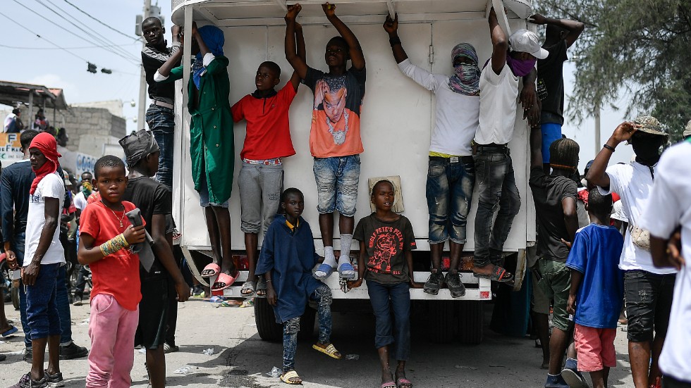 Ungdomar och medlemmar i gänget "G9" vid en manifestation till ära av Haitis mördade president Jovonel Moise i juli. Arkivbild.