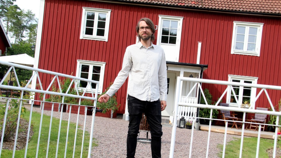 För nästan exakt ett år sedan flyttade Joel Ek till Ryda utanför Björkfors med sambon Lovisa Bergström. Nu är de båda egenföretagare i "Ryda Form & Funktion".