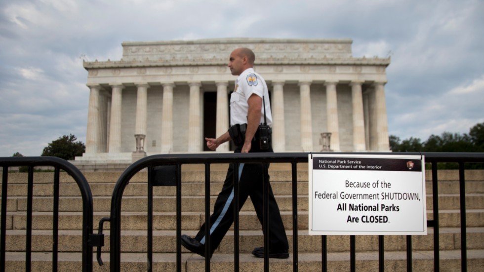 Det har hänt tidigare att den federala statsapparaten i USA tvingats stänga ner. Bilden togs 2013 då bland annat minnesmonumentet Lincoln Memorial i Washington DC tvingades stänga.