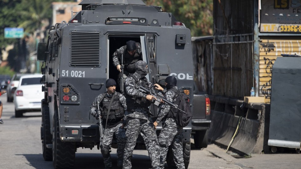 Brasilianska poliser förbereder sig för tillslaget mot knarkhandlare i Rio de Janeiro på torsdagen. Minst 25 människor dog – varav en polis – i tillslaget, enligt medier i Brasilien.