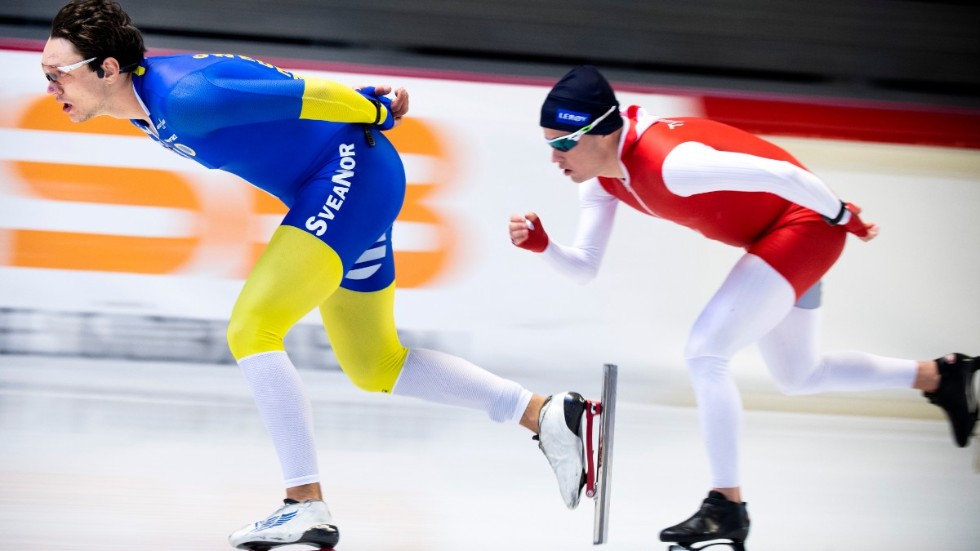 Skridskoåkaren Nils van der Poel tränar på isovalen, här tillsammans med norrmannen Ole Björnsmoen Näss.