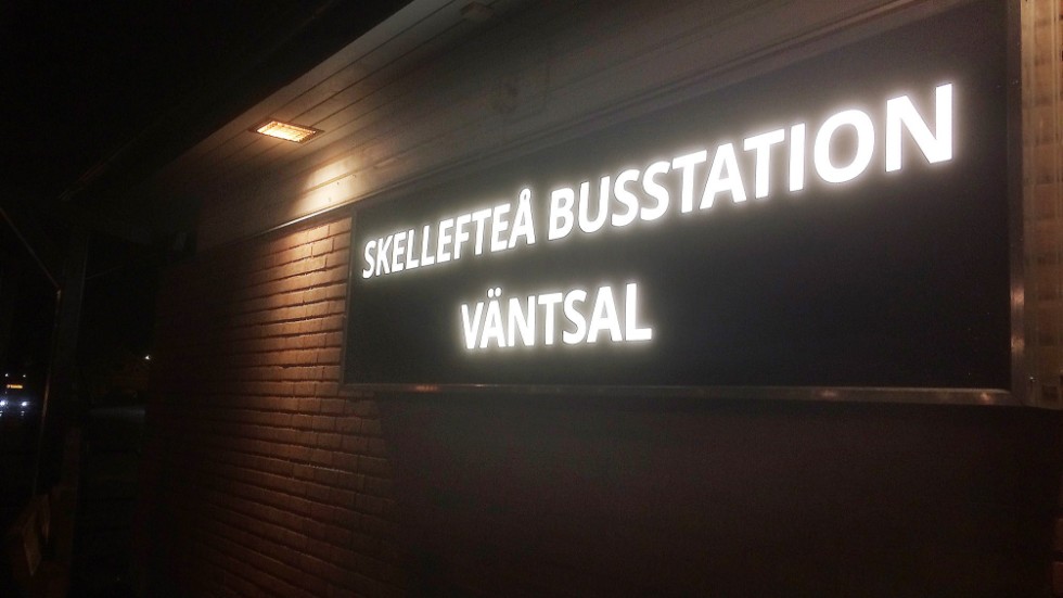 Skribenten anser att det är bråkigt och oroligt på busstationen i Skellefteå.