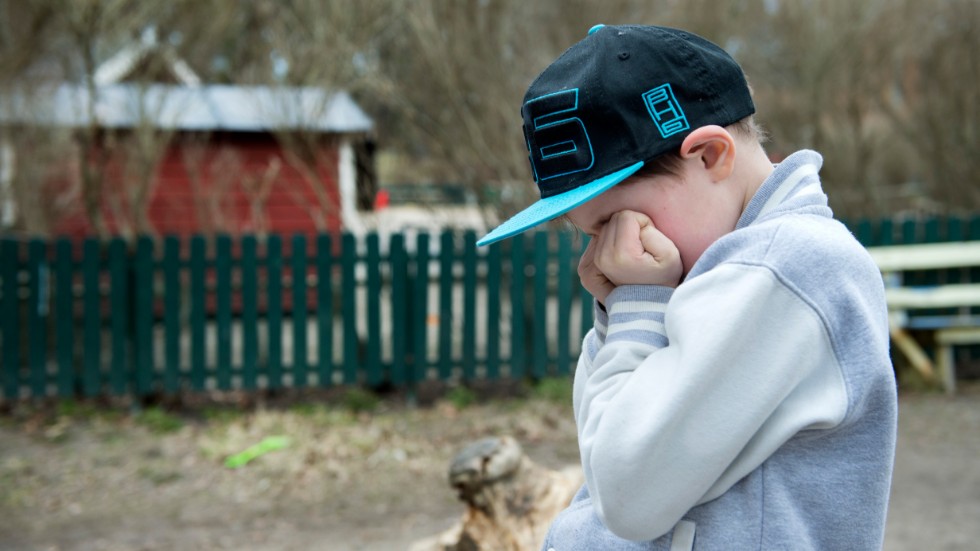 I Sverige växer ett av fem barn upp i en familj med missbruk och 1–2 barn i varje skolklass mobbas under uppväxten. Den här typen av traumatiska upplevelser bokstavligen omformar både kropp och hjärna, menar insändarskribenten.