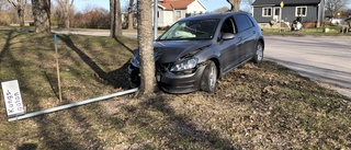 Körde in i träd – lämnade bilen och gick hem till fest