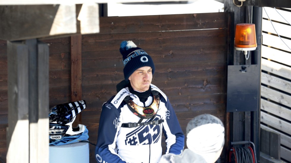 Linus Sundström skadade sig allvarligt i samband med en olycka i danska ligan.