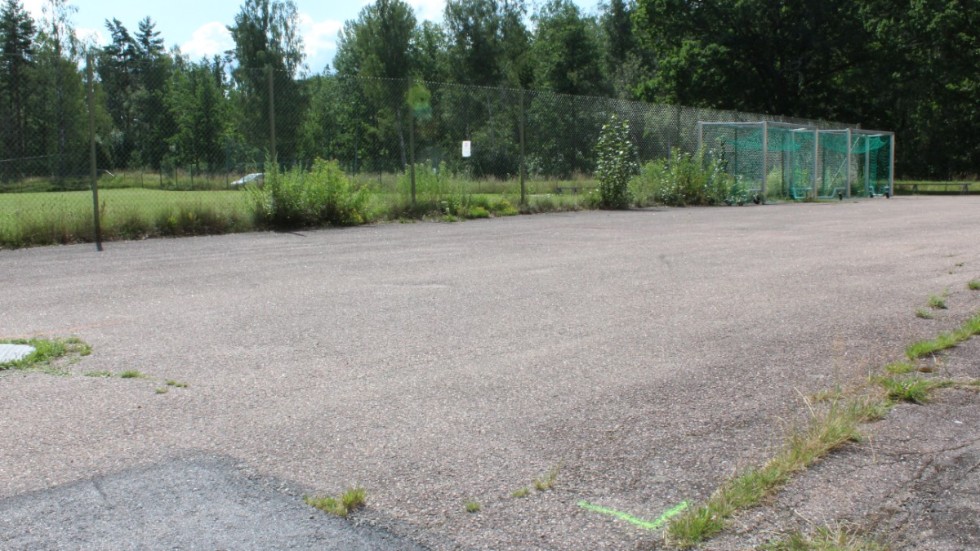 Hörnen för den blivande padelbanan är inritade med grön färg på asfalten.