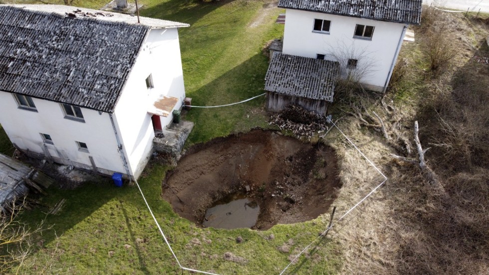 Ett av slukhålen i byn Mecencani, runt fyra mil sydväst om huvudstaden Zagreb. Bild från i mars.