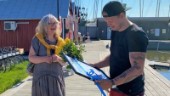 Se när årets nyföretagare i Trosa överraskas med blommor och diplom på onsdagsmorgonen
